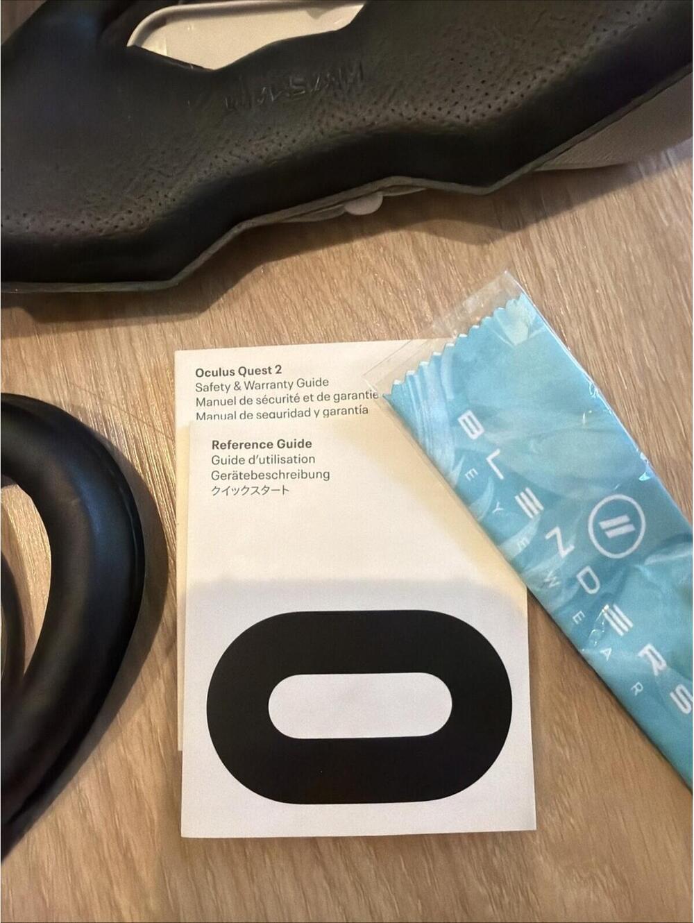Meta Quest 2 VR Headset 128GB (w/controllers,stand,with replaceable protection) - Picture 2 of 13